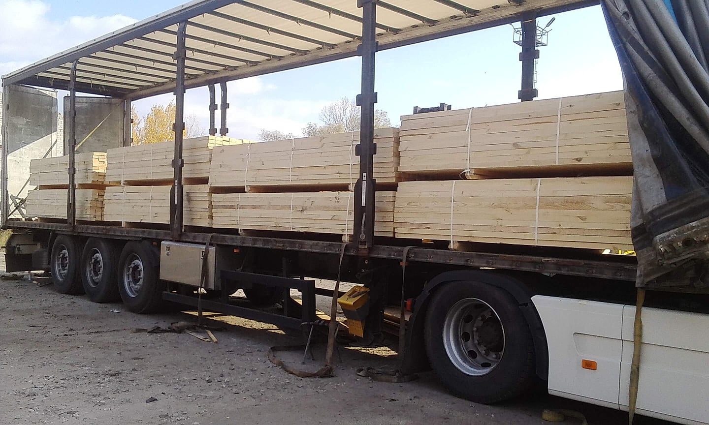 Transport tarcicy w pakietach na ciężarówce z plandeką — GRIDER CARGO, Mołdawia–Polska–Czechy