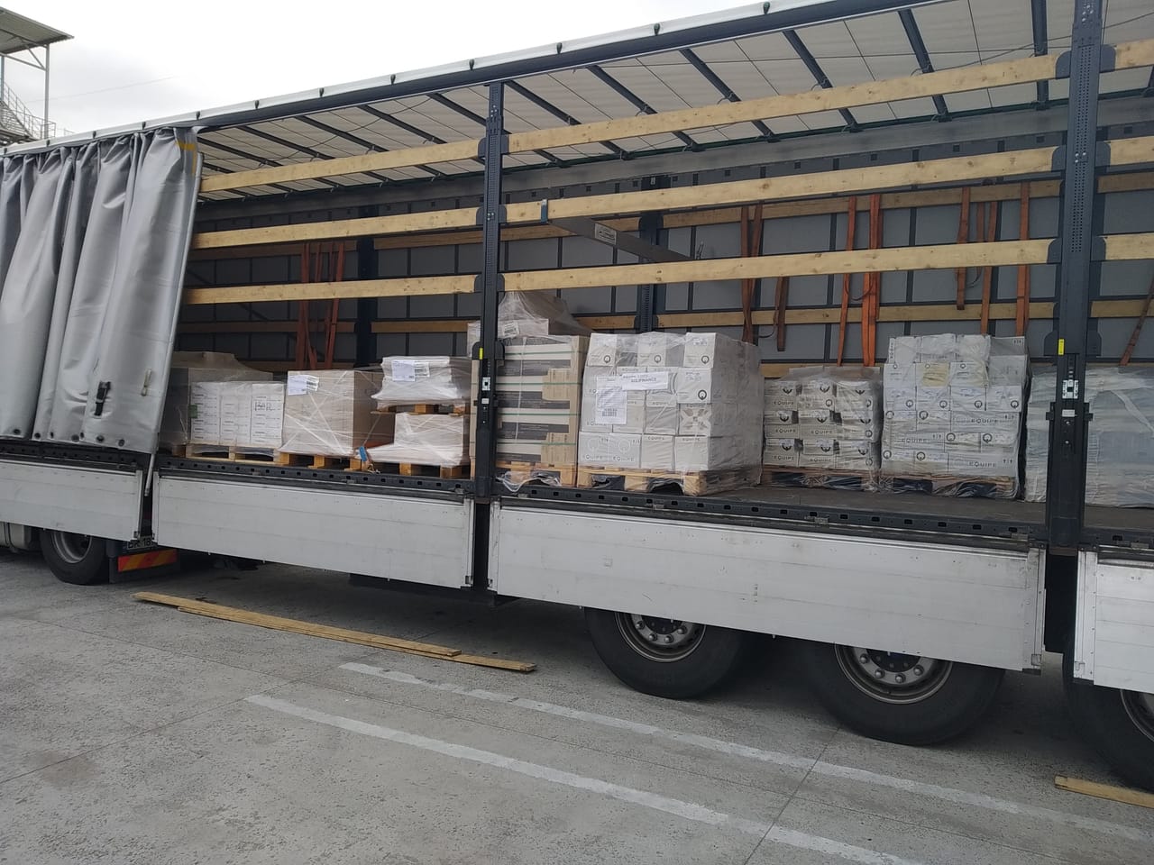 Transport gresie și faianță pe paleți, în camion cu prelată — GRIDER CARGO, Moldova–Polonia–Cehia