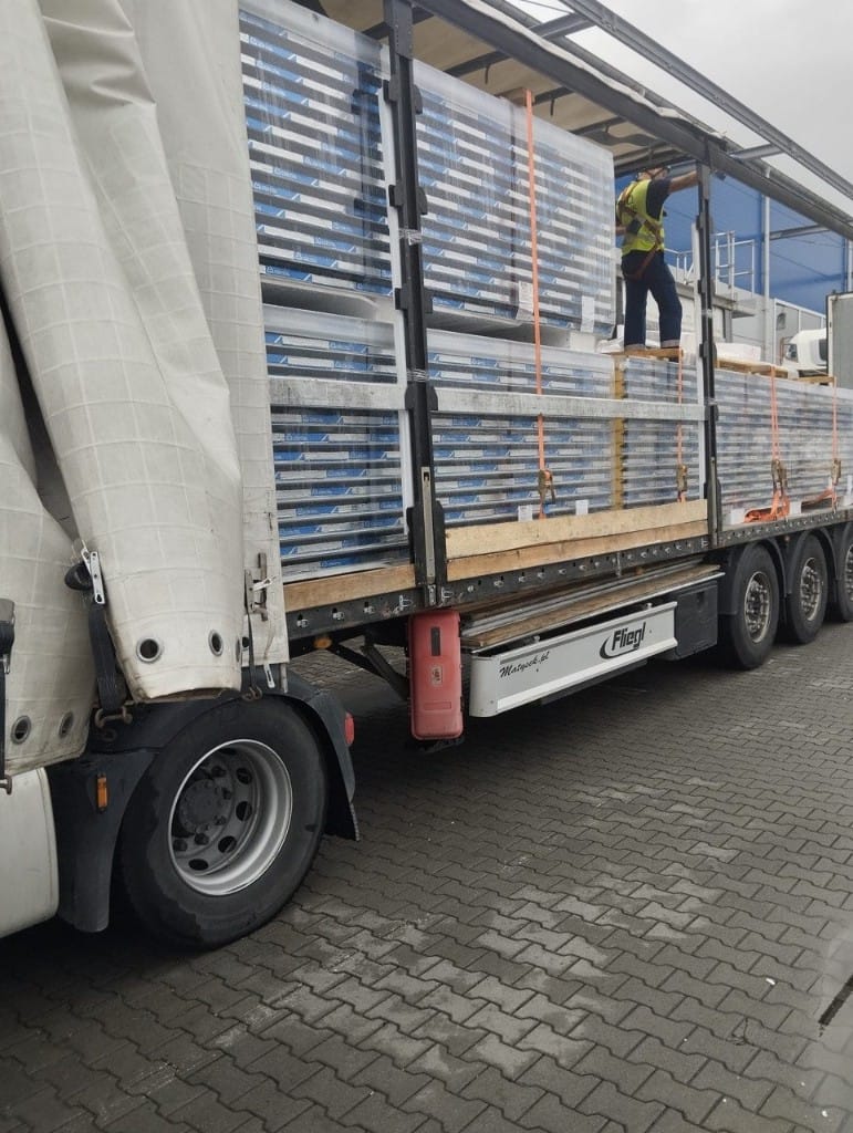 Nakládka sendvičových panelů v balících na kamion s plachtou — GRIDER CARGO, Moldavsko–Polsko–Česko