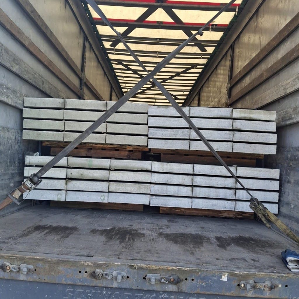 Transport prefabricate din beton armat fixate în cruce cu chingi în camion — GRIDER CARGO, Moldova–Polonia–Cehia